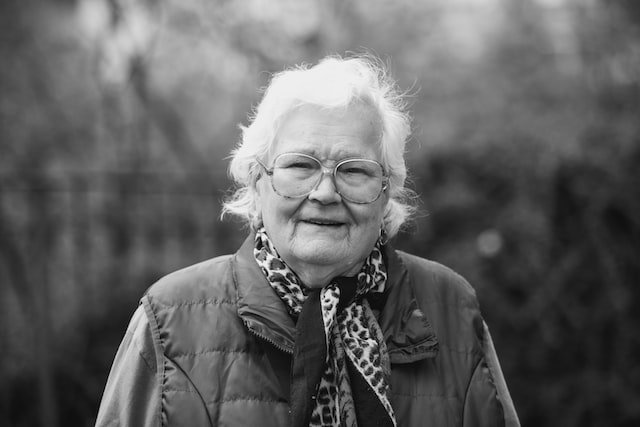 photo grand-mère pour mettre sur un médaillon funéraire à réajuster